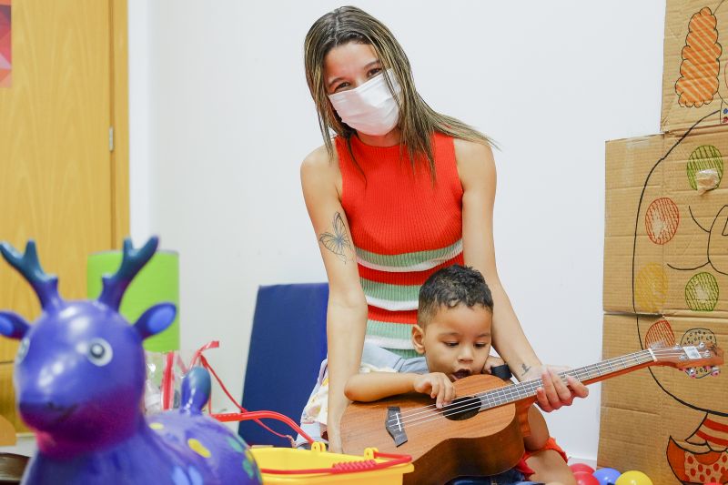 Letícia Miranda, 23 anos, estudante e mãe do Ícaro, de 2 anos <div class='credito_fotos'>Foto: Pedro Guerreiro / Ag. Pará   |   <a href='/midias/2021/originais/8898_46940008-39cb-da35-9428-958fb9c9f351.jpg' download><i class='fa-solid fa-download'></i> Download</a></div>