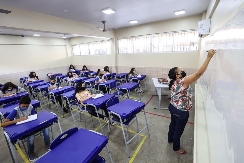 Aulas Escola Brigadeiro Fontenele- Terra Firme- Fotos Marco Santos- Ag Pará <div class='credito_fotos'>Foto: Marco Santos / Ag. Pará   |   <a href='/midias/2021/originais/8925_d13ecd93-8249-2f2d-ffea-28f40207da62.jpg' download><i class='fa-solid fa-download'></i> Download</a></div>