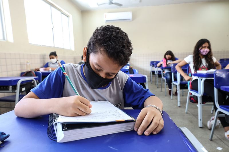 Aulas Escola Brigadeiro Fontenele- Terra Firme- Fotos Marco Santos- Ag Pará <div class='credito_fotos'>Foto: Marco Santos / Ag. Pará   |   <a href='/midias/2021/originais/8925_d1d5ec7d-b884-dc80-0c16-534e22c3c8dd.jpg' download><i class='fa-solid fa-download'></i> Download</a></div>