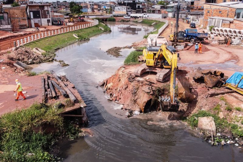 Obra canal Tucumduba ponte da rua Jabatiteua -PAULO CASTRO/ag.para <div class='credito_fotos'>Foto: Paulo Castro / Ag. Pará   |   <a href='/midias/2021/originais/8947_b4ac2cf0-b72a-acd6-2541-9c7a9123bef5.jpg' download><i class='fa-solid fa-download'></i> Download</a></div>