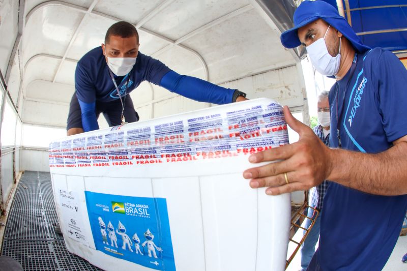 Chegada de vacinas contra Covid- 19- Fotos Marco Santos_ Ag Pará <div class='credito_fotos'>Foto: Marco Santos / Ag. Pará   |   <a href='/midias/2021/originais/8956_06016779-562c-8f32-031f-35c7b2e21dfc.jpg' download><i class='fa-solid fa-download'></i> Download</a></div>