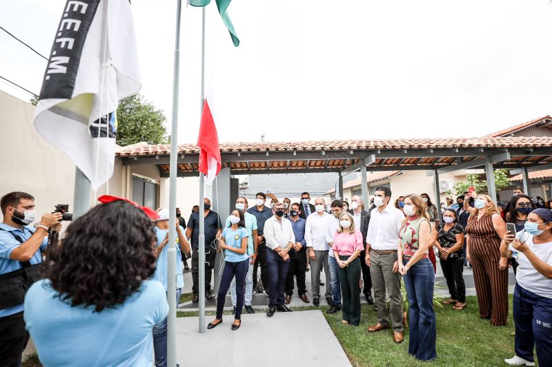 Governador entrega a escola Amílcar Alves Tupiassu, no bairro da Cremação-rodrigo pinheiro <div class='credito_fotos'>Foto: Rodrigo Pinheiro / Ag.Pará   |   <a href='/midias/2021/originais/8957_0db4e8c2-853b-95ac-89ce-682f19cd70ad.jpg' download><i class='fa-solid fa-download'></i> Download</a></div>