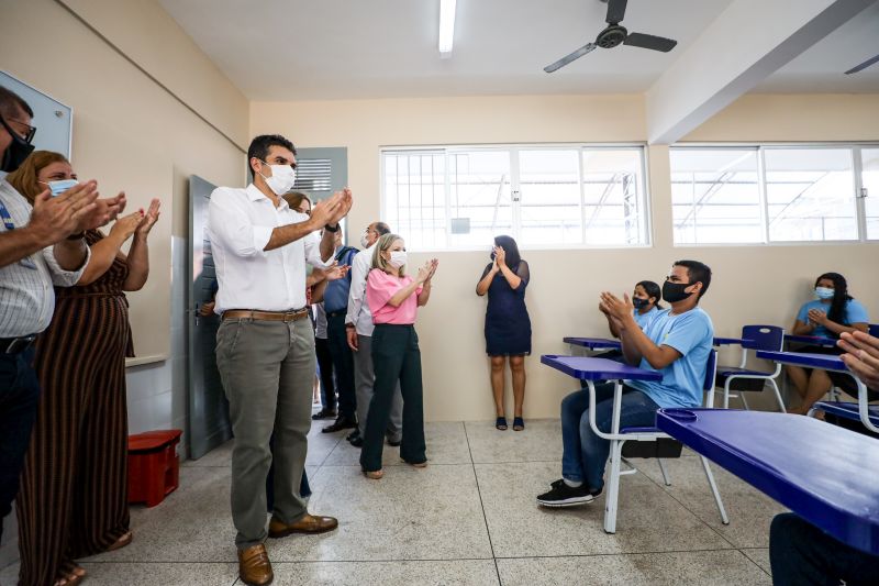 Governador entrega a escola Amílcar Alves Tupiassu, no bairro da Cremação-rodrigo pinheiro <div class='credito_fotos'>Foto: Rodrigo Pinheiro / Ag.Pará   |   <a href='/midias/2021/originais/8957_be91c10d-dae9-a857-5427-3a01d56d7f6d.jpg' download><i class='fa-solid fa-download'></i> Download</a></div>