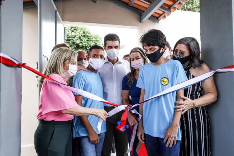 Governador entrega a escola Amílcar Alves Tupiassu, no bairro da Cremação-rodrigo pinheiro <div class='credito_fotos'>Foto: Rodrigo Pinheiro / Ag.Pará   |   <a href='/midias/2021/originais/8957_ef187662-a95c-2e11-42c8-1e1aed104727.jpg' download><i class='fa-solid fa-download'></i> Download</a></div>