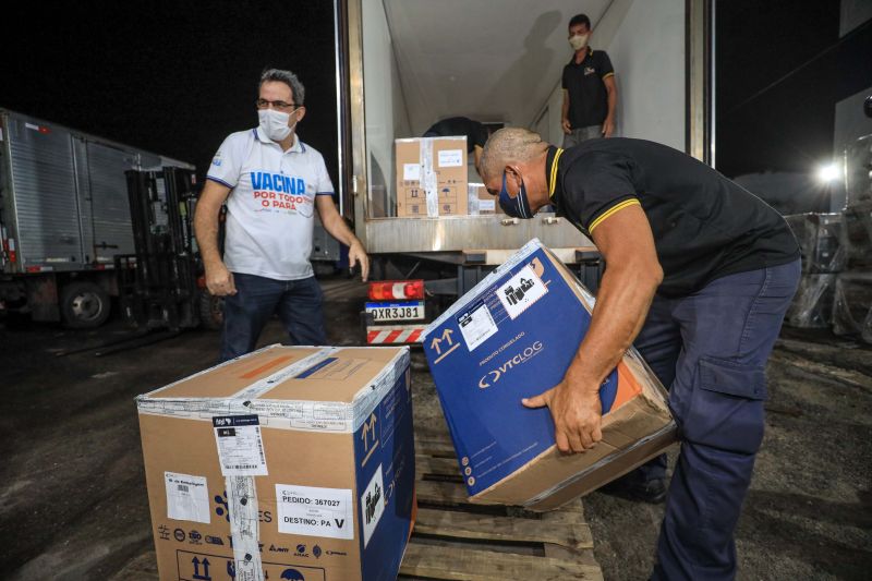 Jader Paes / Ag.Pará

O Pará recebeu, na madrugada desta terça-feira (21), a 87ª remessa de vacina contra a Covid-19 enviada pelo Ministério da Saúde, com 265.530 doses da vacina Pfizer. As doses dessa remessa serão destinadas à aplicação de segunda dose ao público-alvo definido pelos municípios, primeira dose para adolescentes de 12 a 17 anos e doses de reforço para idosos a partir de 70 anos. <div class='credito_fotos'>Foto: Jader Paes / Agência Pará   |   <a href='/midias/2021/originais/8969_48f3b2f3-eaae-ccc3-1048-ec5ef0b7e516.jpg' download><i class='fa-solid fa-download'></i> Download</a></div>