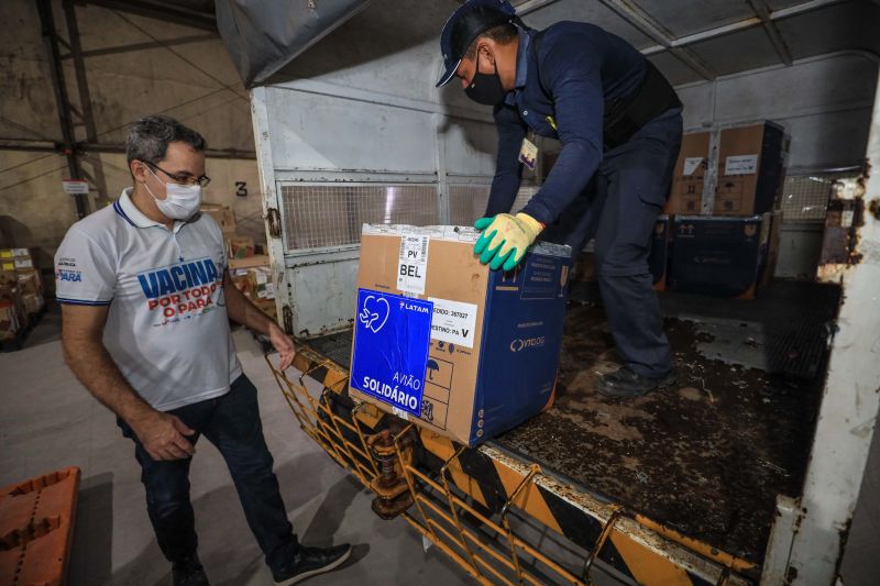 Jader Paes / Ag.Pará

O Pará recebeu, na madrugada desta terça-feira (21), a 87ª remessa de vacina contra a Covid-19 enviada pelo Ministério da Saúde, com 265.530 doses da vacina Pfizer. As doses dessa remessa serão destinadas à aplicação de segunda dose ao público-alvo definido pelos municípios, primeira dose para adolescentes de 12 a 17 anos e doses de reforço para idosos a partir de 70 anos. <div class='credito_fotos'>Foto: Jader Paes / Agência Pará   |   <a href='/midias/2021/originais/8969_8236d00e-0b9d-3d05-8101-c9070539e16b.jpg' download><i class='fa-solid fa-download'></i> Download</a></div>