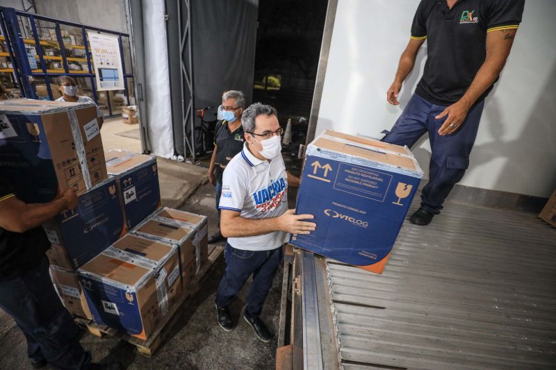 Jader Paes / Ag.Pará

O Pará recebeu, na madrugada desta terça-feira (21), a 87ª remessa de vacina contra a Covid-19 enviada pelo Ministério da Saúde, com 265.530 doses da vacina Pfizer. As doses dessa remessa serão destinadas à aplicação de segunda dose ao público-alvo definido pelos municípios, primeira dose para adolescentes de 12 a 17 anos e doses de reforço para idosos a partir de 70 anos. <div class='credito_fotos'>Foto: Jader Paes / Agência Pará   |   <a href='/midias/2021/originais/8969_9efdf9f5-9a7c-41f4-816c-30959f74e7ba.jpg' download><i class='fa-solid fa-download'></i> Download</a></div>