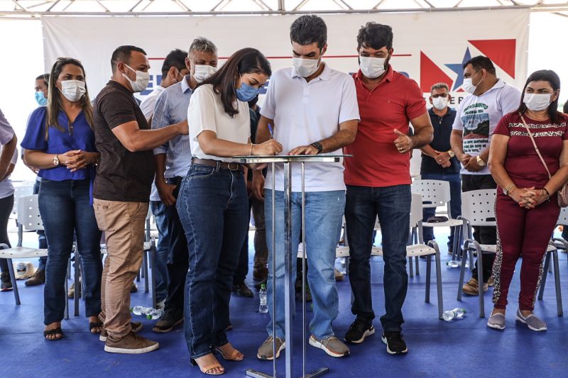 Além dos 32 km de asfalto, Governo do Estado também garantiu a reforma e ampliação da Câmara Municipal de Maracanã

fotos: Pedro Guerreiro / Ag.Para <div class='credito_fotos'>Foto: Pedro Guerreiro / Ag. Pará   |   <a href='/midias/2021/originais/8983_4d74b25c-6c7d-14f1-afe8-d0d06b6fc977.jpg' download><i class='fa-solid fa-download'></i> Download</a></div>