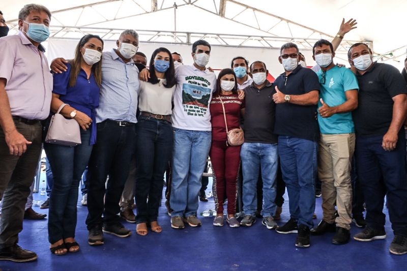 Além dos 32 km de asfalto, Governo do Estado também garantiu a reforma e ampliação da Câmara Municipal de Maracanã

fotos: Pedro Guerreiro / Ag.Para <div class='credito_fotos'>Foto: Pedro Guerreiro / Ag. Pará   |   <a href='/midias/2021/originais/8983_c93677f7-bb9a-c0e2-62fa-85abd5cc6755.jpg' download><i class='fa-solid fa-download'></i> Download</a></div>