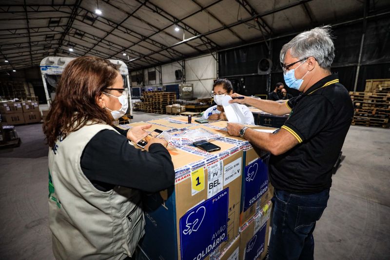 O Pará recebeu, na madrugada desta terça-feira (28), a 91ª remessa de vacinas contra a Covid-19. São 190.710 doses da Pfizer que foram enviadas pelo Ministério da Saúde (MS). Com mais essa remessa, o Pará totaliza 10.971.130 doses de imunizantes recebidos e destinados à população paraense, das quais, 3.817.990 são da CoronaVac/Sinovac; 3.931.800 da Oxford/AstraZeneca; 3.082.890 da Pfizer e 138.450 da Janssen. 

FOTOS: JADER PAES / AG.PARÁ <div class='credito_fotos'>Foto: Jader Paes / Agência Pará   |   <a href='/midias/2021/originais/9987_47610a04-2e1e-ec8c-5d1d-aef3f92bba46.jpg' download><i class='fa-solid fa-download'></i> Download</a></div>