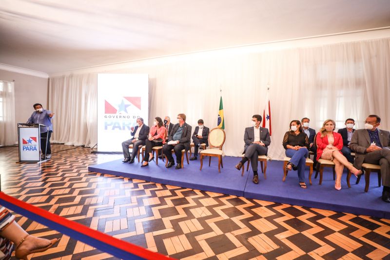 Com o intuito de reforçar o compromisso com políticas públicas voltadas à juventude paraense, em especial os mais vulneráveis, o Governo do Pará realizou um ato de assinatura do termo de adesão do programa Primeiro Ofício junto à Associação Paraense de Supermercados (Aspas).

FOTOS: RODRIGO PINHEIRO / AG.PARÁ <div class='credito_fotos'>Foto: Rodrigo Pinheiro / Ag.Pará   |   <a href='/midias/2021/originais/9988_d35a1d45-e04d-4ba5-f692-9ef33e72e5e0.jpg' download><i class='fa-solid fa-download'></i> Download</a></div>