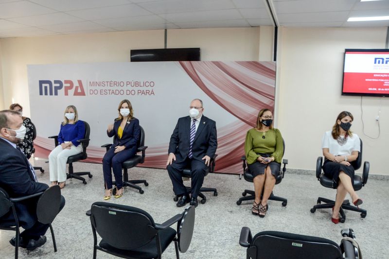 Após um acordo firmado entre a Secretaria de Estado de Educação (Seduc), o Ministério Público do Pará (MPPA) e o Fundo das Nações Unidas para a Infância (Unicef), dez alunos da rede pública estadual de ensino, residentes nos bairros atendidos pelo Programa Territórios Pela Paz (TerPaz), foram selecionados para estagiar no Ministério Público.

FOTOS: RAI PONTES / SEDUC <div class='credito_fotos'>Foto: Rai Pontes / Ascom Seduc   |   <a href='/midias/2021/originais/9991_3c3752a6-6bc8-42ea-bc4d-aff2cb1133b4.jpg' download><i class='fa-solid fa-download'></i> Download</a></div>