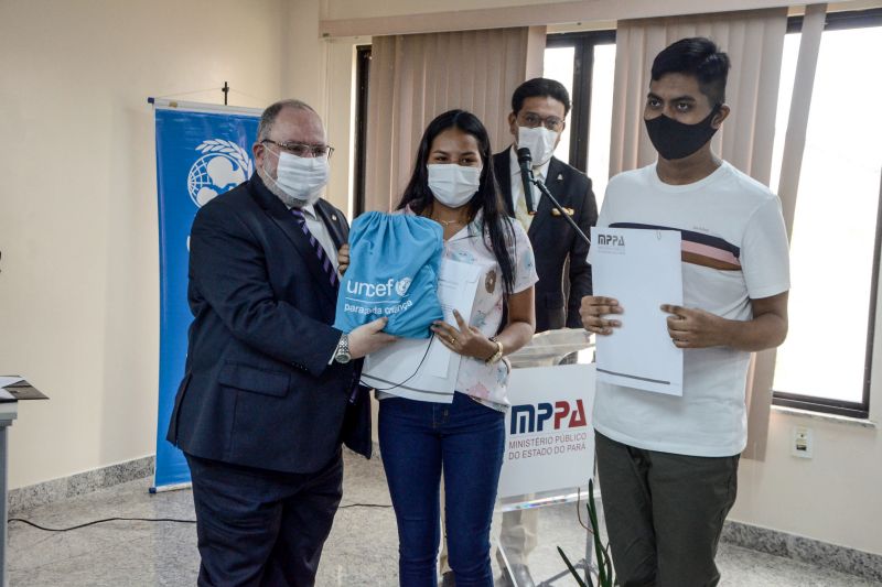 Após um acordo firmado entre a Secretaria de Estado de Educação (Seduc), o Ministério Público do Pará (MPPA) e o Fundo das Nações Unidas para a Infância (Unicef), dez alunos da rede pública estadual de ensino, residentes nos bairros atendidos pelo Programa Territórios Pela Paz (TerPaz), foram selecionados para estagiar no Ministério Público.

FOTOS: RAI PONTES / SEDUC <div class='credito_fotos'>Foto: Rai Pontes / Ascom Seduc   |   <a href='/midias/2021/originais/9991_3fed0a6d-d214-68b9-af2e-dcf975faaf7e.jpg' download><i class='fa-solid fa-download'></i> Download</a></div>