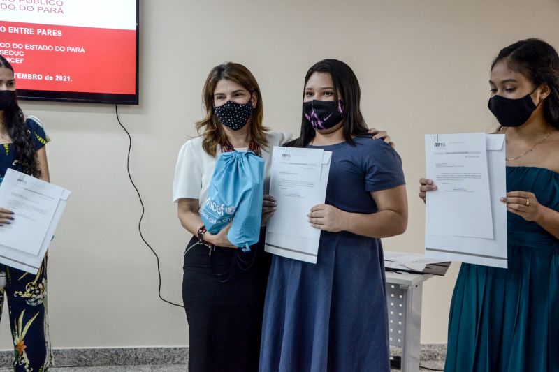 Após um acordo firmado entre a Secretaria de Estado de Educação (Seduc), o Ministério Público do Pará (MPPA) e o Fundo das Nações Unidas para a Infância (Unicef), dez alunos da rede pública estadual de ensino, residentes nos bairros atendidos pelo Programa Territórios Pela Paz (TerPaz), foram selecionados para estagiar no Ministério Público.

FOTOS: RAI PONTES / SEDUC <div class='credito_fotos'>Foto: Rai Pontes / Ascom Seduc   |   <a href='/midias/2021/originais/9991_42bbecfb-56a2-e61b-5339-bf3052cf5a9d.jpg' download><i class='fa-solid fa-download'></i> Download</a></div>