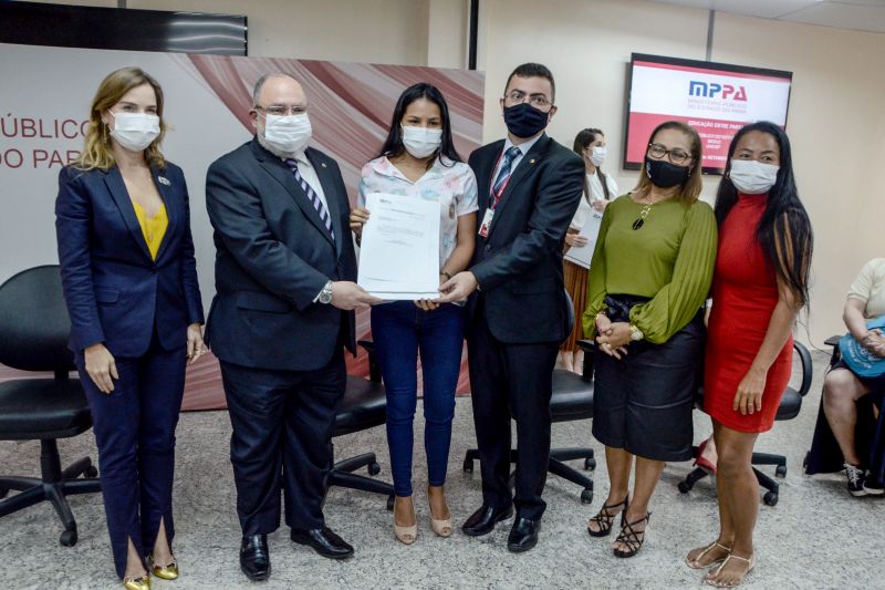 Após um acordo firmado entre a Secretaria de Estado de Educação (Seduc), o Ministério Público do Pará (MPPA) e o Fundo das Nações Unidas para a Infância (Unicef), dez alunos da rede pública estadual de ensino, residentes nos bairros atendidos pelo Programa Territórios Pela Paz (TerPaz), foram selecionados para estagiar no Ministério Público.

FOTOS: RAI PONTES / SEDUC <div class='credito_fotos'>Foto: Rai Pontes / Ascom Seduc   |   <a href='/midias/2021/originais/9991_68bf11a4-f05f-df0d-b9a4-65b85e72432c.jpg' download><i class='fa-solid fa-download'></i> Download</a></div>