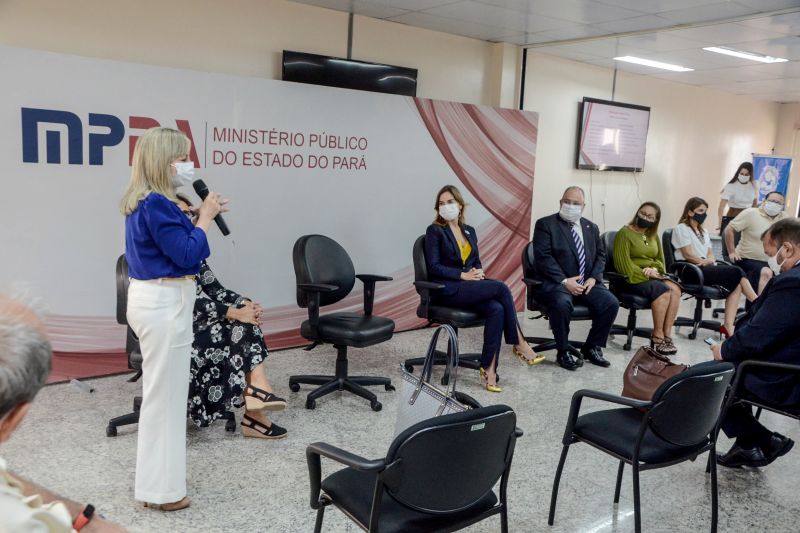 Após um acordo firmado entre a Secretaria de Estado de Educação (Seduc), o Ministério Público do Pará (MPPA) e o Fundo das Nações Unidas para a Infância (Unicef), dez alunos da rede pública estadual de ensino, residentes nos bairros atendidos pelo Programa Territórios Pela Paz (TerPaz), foram selecionados para estagiar no Ministério Público.

FOTOS: RAI PONTES / SEDUC <div class='credito_fotos'>Foto: Rai Pontes / Ascom Seduc   |   <a href='/midias/2021/originais/9991_7b605f5c-206d-89d4-69cb-b1a87be8a80d.jpg' download><i class='fa-solid fa-download'></i> Download</a></div>