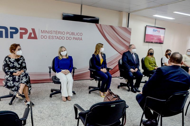 Após um acordo firmado entre a Secretaria de Estado de Educação (Seduc), o Ministério Público do Pará (MPPA) e o Fundo das Nações Unidas para a Infância (Unicef), dez alunos da rede pública estadual de ensino, residentes nos bairros atendidos pelo Programa Territórios Pela Paz (TerPaz), foram selecionados para estagiar no Ministério Público.

FOTOS: RAI PONTES / SEDUC <div class='credito_fotos'>Foto: Rai Pontes / Ascom Seduc   |   <a href='/midias/2021/originais/9991_93236497-26d1-b838-36f8-d93c4a5cc80a.jpg' download><i class='fa-solid fa-download'></i> Download</a></div>