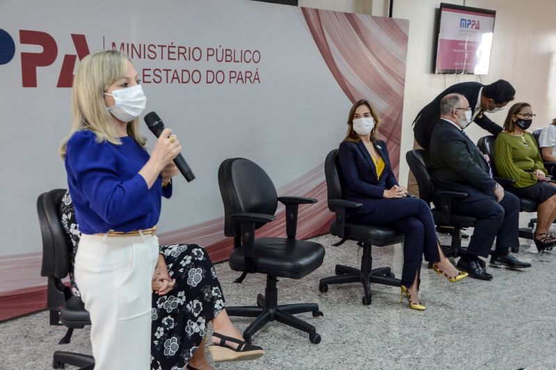 Após um acordo firmado entre a Secretaria de Estado de Educação (Seduc), o Ministério Público do Pará (MPPA) e o Fundo das Nações Unidas para a Infância (Unicef), dez alunos da rede pública estadual de ensino, residentes nos bairros atendidos pelo Programa Territórios Pela Paz (TerPaz), foram selecionados para estagiar no Ministério Público.

FOTOS: RAI PONTES / SEDUC <div class='credito_fotos'>Foto: Rai Pontes / Ascom Seduc   |   <a href='/midias/2021/originais/9991_a437c9a1-09d9-6047-df7e-f62f4216c9d9.jpg' download><i class='fa-solid fa-download'></i> Download</a></div>