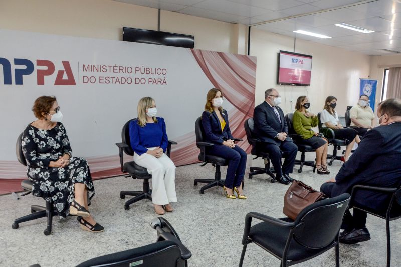 Após um acordo firmado entre a Secretaria de Estado de Educação (Seduc), o Ministério Público do Pará (MPPA) e o Fundo das Nações Unidas para a Infância (Unicef), dez alunos da rede pública estadual de ensino, residentes nos bairros atendidos pelo Programa Territórios Pela Paz (TerPaz), foram selecionados para estagiar no Ministério Público.

FOTOS: RAI PONTES / SEDUC <div class='credito_fotos'>Foto: Rai Pontes / Ascom Seduc   |   <a href='/midias/2021/originais/9991_d0d48428-dc94-6a9a-86fe-eacd5e0f4403.jpg' download><i class='fa-solid fa-download'></i> Download</a></div>