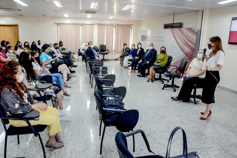 Após um acordo firmado entre a Secretaria de Estado de Educação (Seduc), o Ministério Público do Pará (MPPA) e o Fundo das Nações Unidas para a Infância (Unicef), dez alunos da rede pública estadual de ensino, residentes nos bairros atendidos pelo Programa Territórios Pela Paz (TerPaz), foram selecionados para estagiar no Ministério Público.

FOTOS: RAI PONTES / SEDUC <div class='credito_fotos'>Foto: Rai Pontes / Ascom Seduc   |   <a href='/midias/2021/originais/9991_f0dea45c-07f2-1f89-1b10-1eed81df2e65.jpg' download><i class='fa-solid fa-download'></i> Download</a></div>