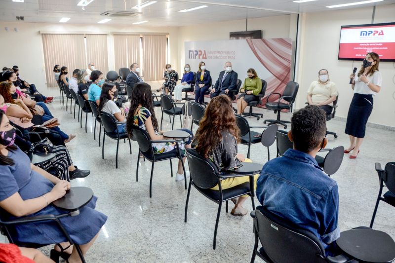 Após um acordo firmado entre a Secretaria de Estado de Educação (Seduc), o Ministério Público do Pará (MPPA) e o Fundo das Nações Unidas para a Infância (Unicef), dez alunos da rede pública estadual de ensino, residentes nos bairros atendidos pelo Programa Territórios Pela Paz (TerPaz), foram selecionados para estagiar no Ministério Público.

FOTOS: RAI PONTES / SEDUC <div class='credito_fotos'>Foto: Rai Pontes / Ascom Seduc   |   <a href='/midias/2021/originais/9991_f8c35f4f-8c7c-015c-5195-e0bd7fdbee1d.jpg' download><i class='fa-solid fa-download'></i> Download</a></div>