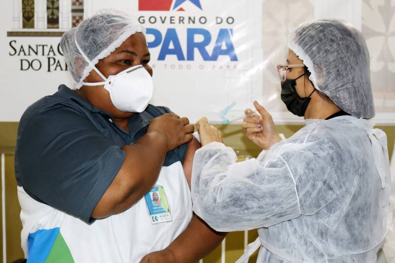 Marta Castro, da terceirizada responsável pela limpeza da área hospitalar na Santa Casa, sendo vacinada.