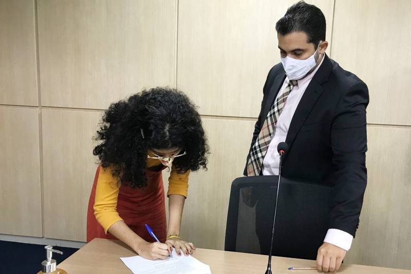 Durante a ocasião ocorrida no auditório da sede da Sespa, em Belém, a estudante de Psicologia do Centro Universitário do Pará (Cesupa), Maria Carolina Lourenço, de 18 anos, assinou contrato de estágio para atuar na Defensoria Pública do Pará e agora é a primeira universitária com TEA a atuar no órgão como estagiária.