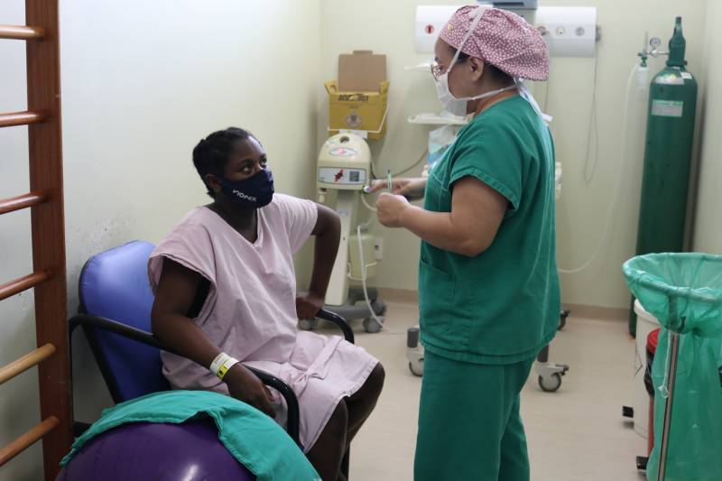 Jenniffer Cristina recebendo orientações da enfermagem obstétrica
