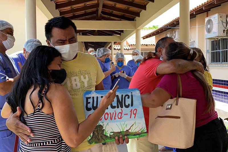 tttttttJones Nascimento (amarelo) e Manoel Freitas sendo recebido por familiares