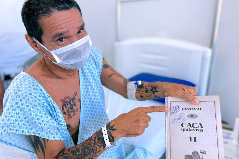 Paciente Antônio Carlos mostrando a tatuagem que fará em homenagem ao tempo de internação 