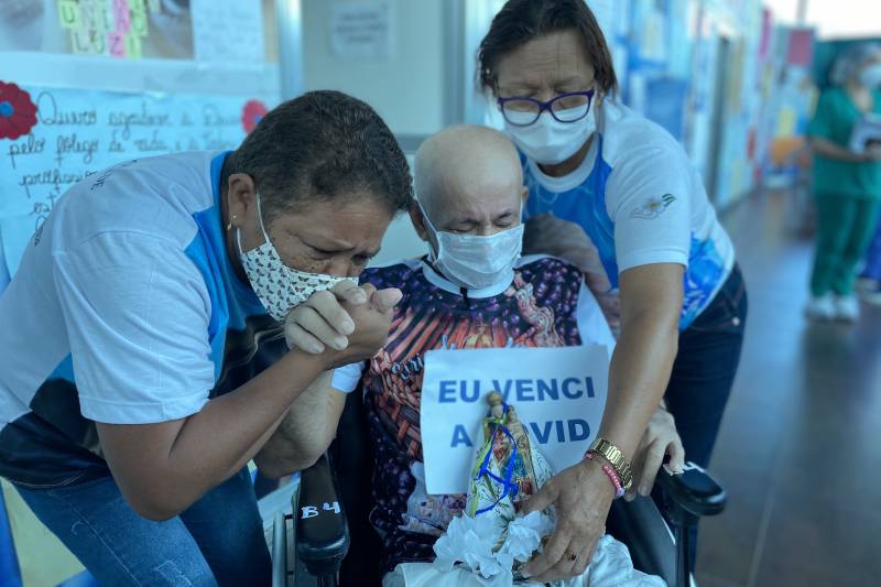 ttttttttttttttttttttttttIrmã e esposa recebem Luiz na saída da unidade__Hospital de Campanha do Hangar