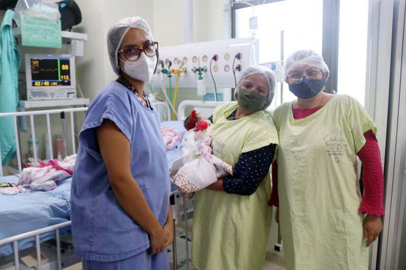 A médica residente de pediatria, Mariana Barbosa, Helena e sua duas avós, dona Lucilene Pantoja e dona Vera Lúcia Miranda de Castro