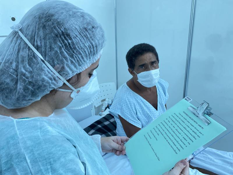 Psicóloga lendo a carta para o paciente