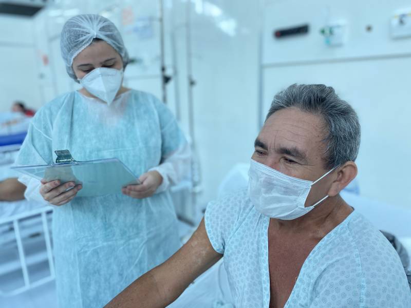 Psicóloga lendo a carta para o paciente