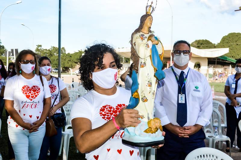 Pedagoga Ralieny Pereira durante missa campal que lembrou entregar de 2 mil cartinhas aos profissionais do HRBA