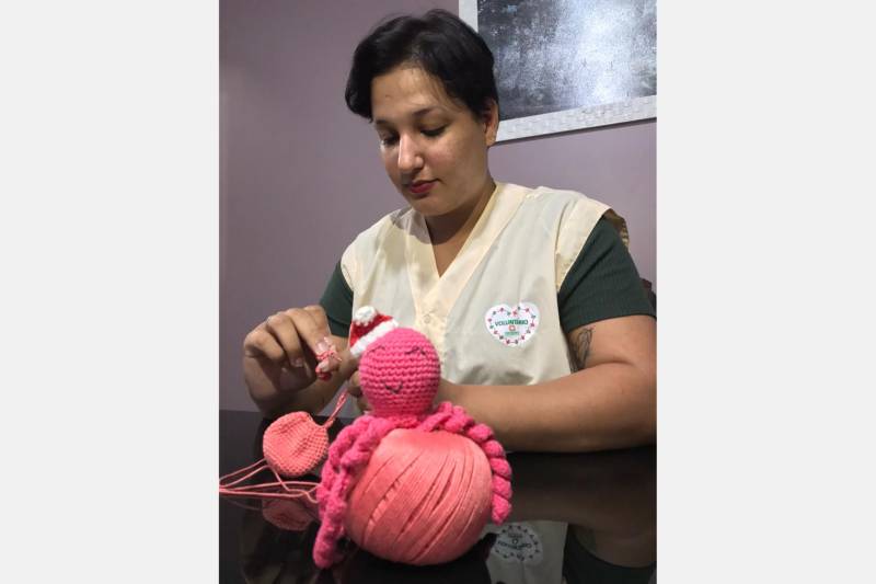 ttttttVictoria da Silva confecciona polvinhos em crochê para os bebês da UTI NEONATAL do hrsp. 