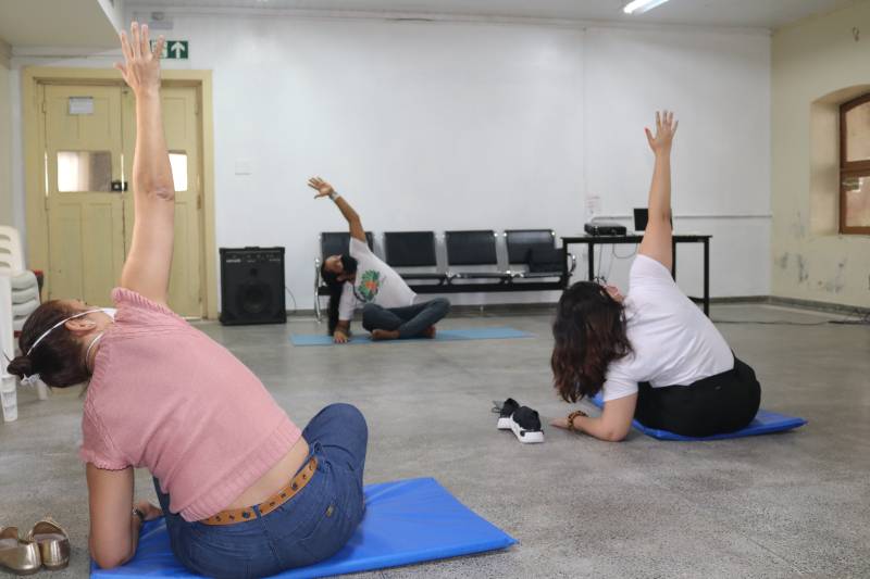 Aula de Yoga com professor Radha Mahan Das