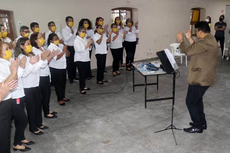 apresentação do Coral Saúde e Vida Maria Helena Franco