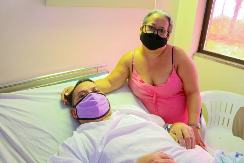 Olivaldo Sales da Silva, 61 anos, aguardando procedimento cirúrgico. Ao lado da sua esposa Dedejane Tenório da Silva, que está acompanhando