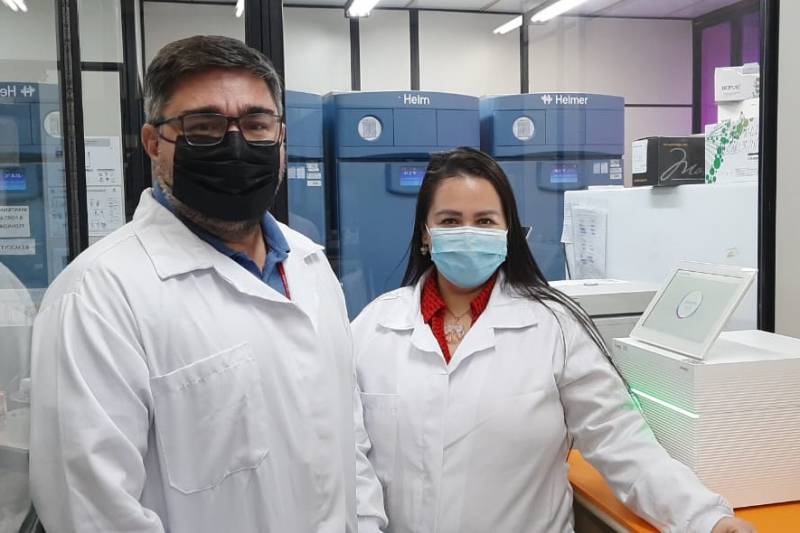 Maurício Koury, coordenador de Laboratório e Patrícia Jeanne gerente do Laboratório de Imunogenética