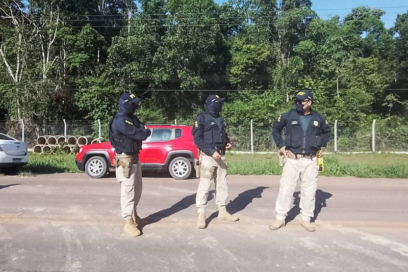 Policiais rodoviários federais montam as barreiras e também passam pela testagem