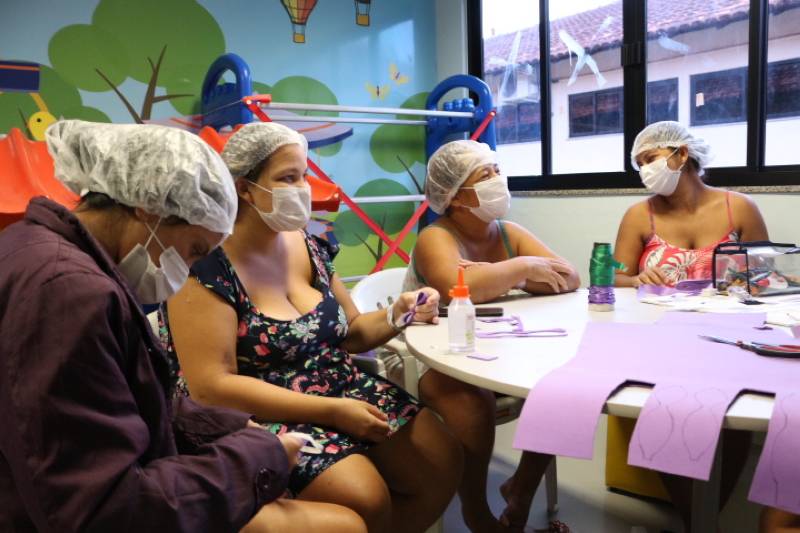 Além de produzir os acessórios, as mães trocam experiências sobre a prematuridade