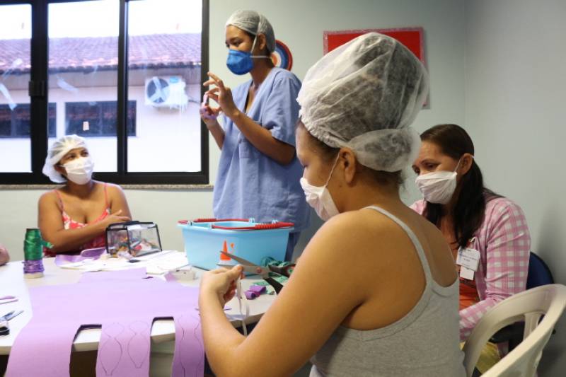 Mães recebem orientações para confeccionar acessórios para os filhos