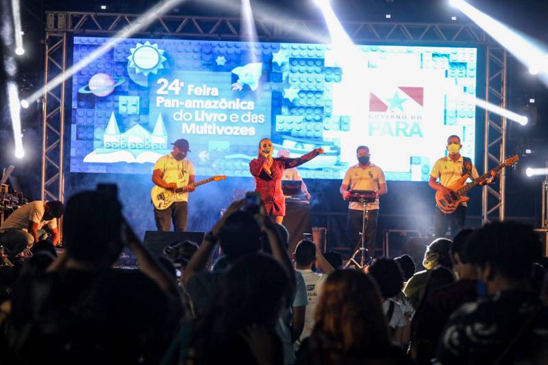 Show da banda Fruto Sensual agradou aos visitantes no primeiro dia do evento