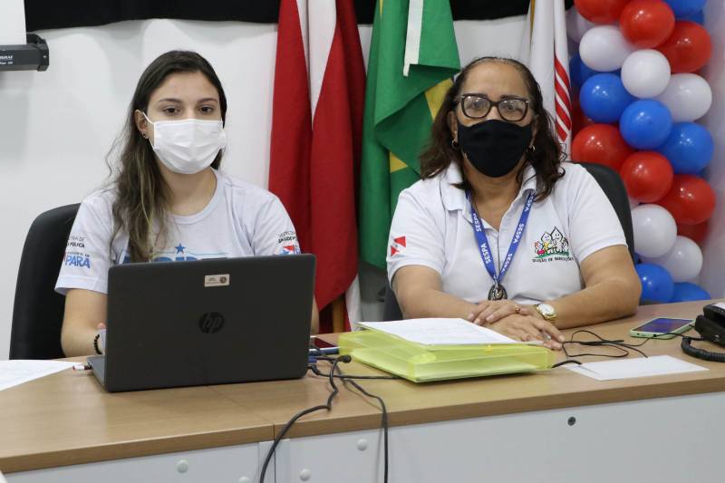 Juliana Oliveira da Silva e Rosilene Carnevale ministram o treinamento na ETSUS