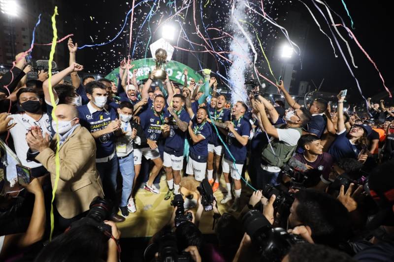 Remo ergue a taça de campeão da Copa Verde