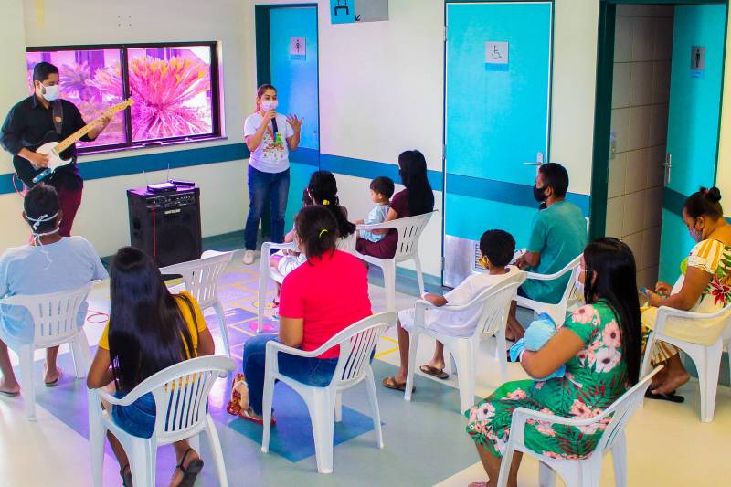 A programação natalina seguiu na manhã desta sexta-feira (24), no Hall das Clínicas com a apresentação da Cantada de Natal, que contou com momento de louvor e oração para usuários, acompanhantes e colaboradores.