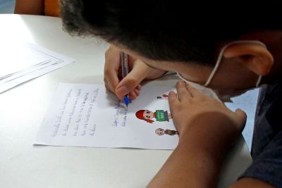 notícia: Crianças em tratamento contra o câncer enviam cartas para famílias de pacientes do Amazonas