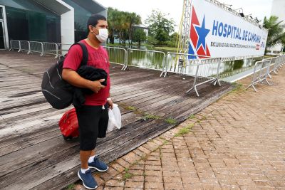 notícia: Dos 41 pacientes do Amazonas atendidos no Hospital de Campanha, 28 voltam para casa