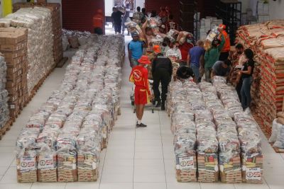 galeria: Governo entrega cestas básicas para famílias atingidas por enxurrada em Ipixuna do Pará